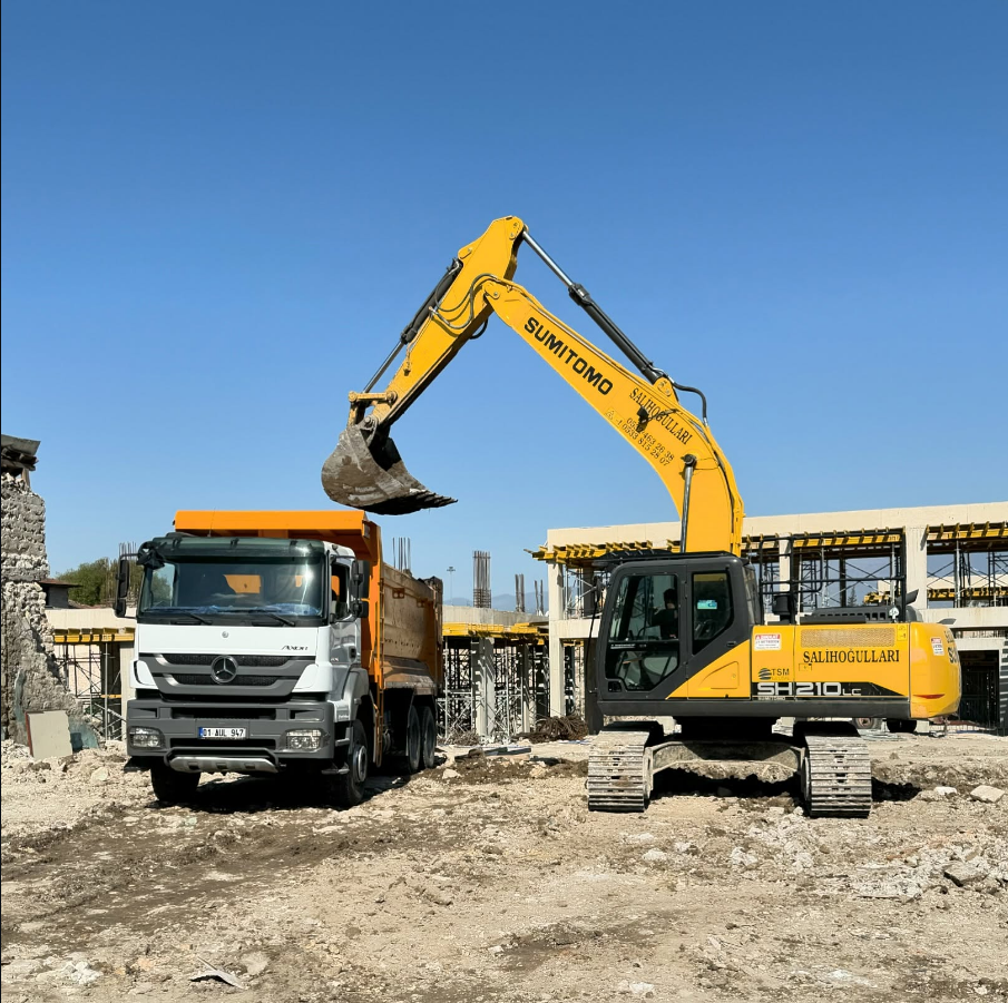 Ekskavatör ve damperli kamyon yükleme aksı - Sallıhoğulları Hafriyat saha çalışması
