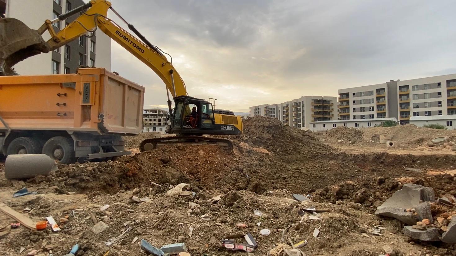 Ekskavatör ve kamyon yükleme sahası - Sallıhoğulları Hafriyat saha çalışması